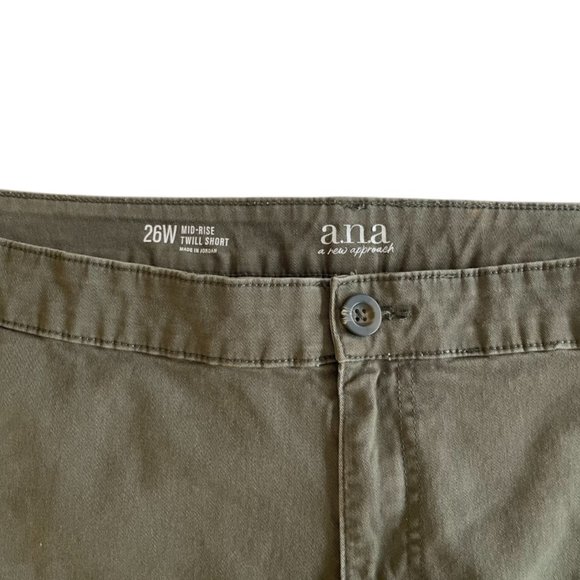 a.n.a. Women's Plus-Size 26 Army Green 4.5" Mid Rise Chino Short - Picture 3 of 12
